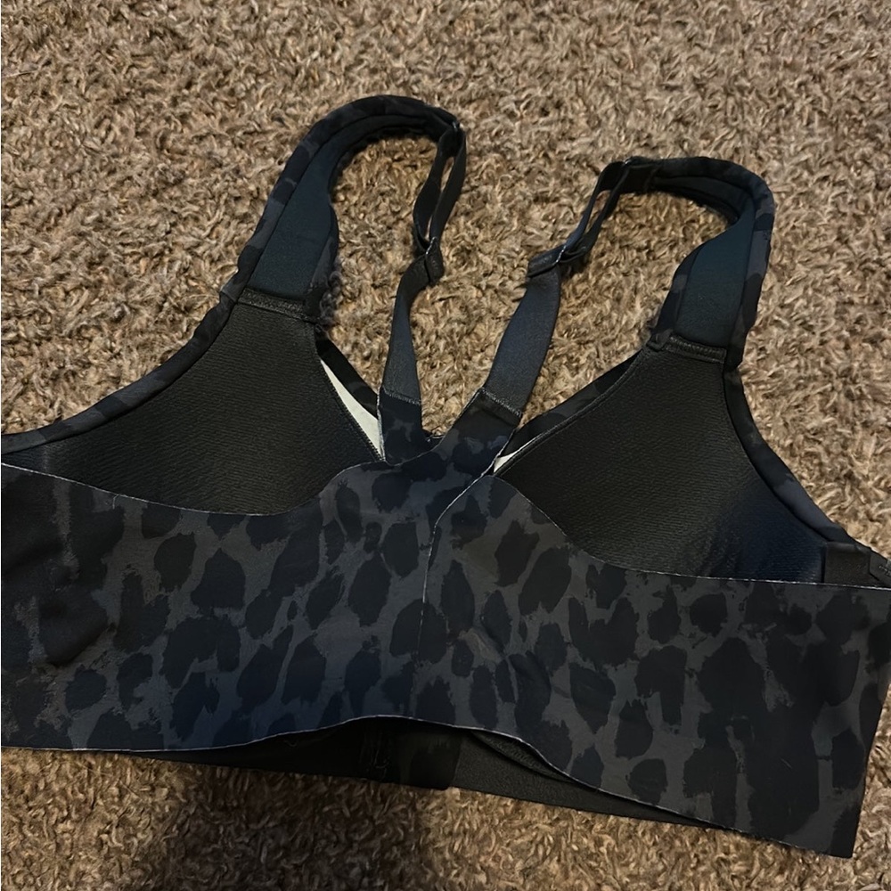 Victoria's Secret Knockout Front-Close Sport Bra - Picture 2 of 3
